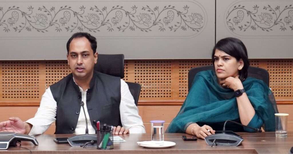 अतिवृष्टीचा परिणाम : जिल्हाधिकाऱ्यांच्या आवाहनाला नाशिककरांचा प्रतिसाद; काठे गल्ली–सिन्नर फाटा मार्ग ओस पडला