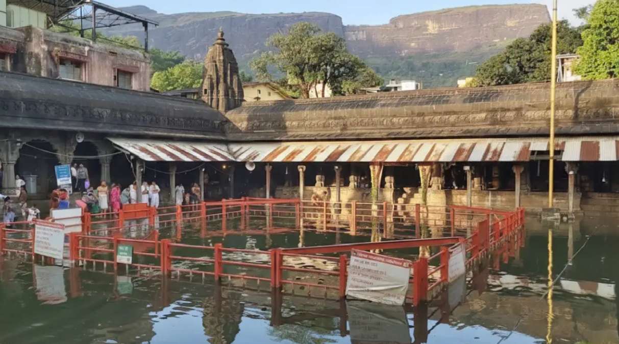 त्र्यंबकेश्वरच्या कुशावर्त तीर्थावर 31 फूट उंच पौराणिक ध्वजस्तंभाचे पालकमंत्री गिरीश महाजन यांच्या हस्ते उद्घाटन
