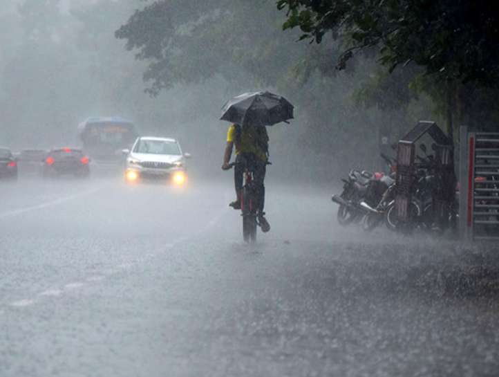 मोसमी पाऊस परतला, तरी महाराष्ट्रावर पावसाचे सावट! कोकण-मध्य महाराष्ट्रात पुन्हा सरींचे संकेत