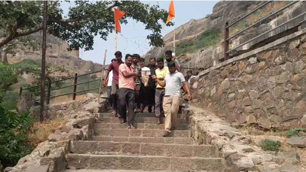 अनकाई किल्ल्यावर दर्शनासाठी आलेल्या भाविकाचा मृत्यू; ग्रामस्थांची मदत