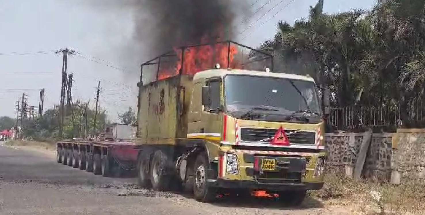 सातारा-पुणे महामार्गावर कंटेनरला भीषण आग; शिरवळमध्ये संपूर्ण कंटेनर जळून खाक
