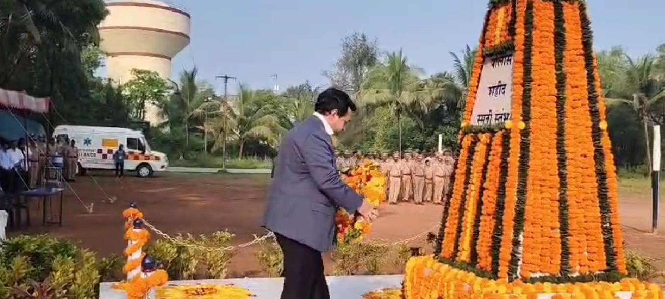पोलीस स्मृती दिनानिमित्त सिंधुदुर्गात हुतात्मा जवानांना अभिवादन; मंत्री नितेश राणेंनी वाहिली आदरांजली