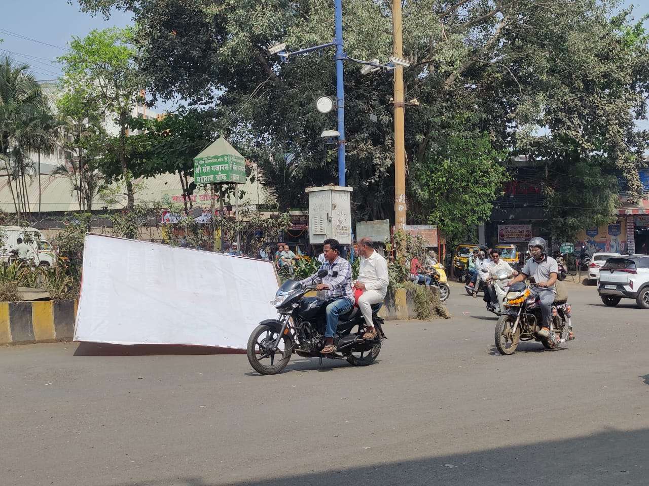 सिडकोतील माऊली लॉन्सजवळ अनधिकृत होल्डिंग रस्त्यावर कोसळले; अपघाताचा धोका कायम