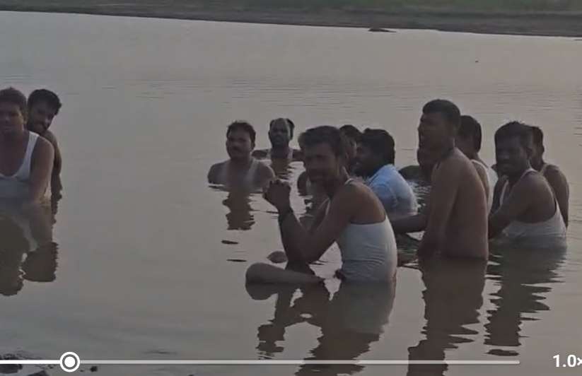 थकीत ऊस बिलासाठी शेतकऱ्यांचे जलसमाधी आंदोलन; जकेकूर तलावात उतरून व्यक्त केला संताप