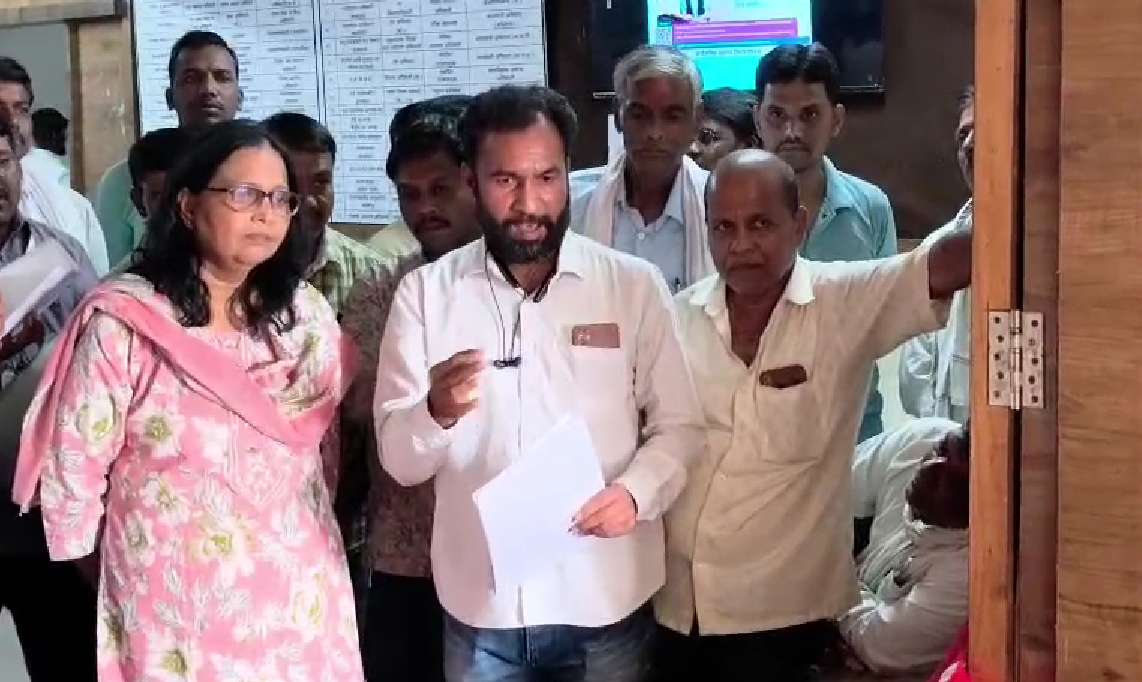 जालन्यात सेंट्रल किचनविरोधात पोषण आहार कर्मचाऱ्यांचे ठिय्या आंदोलन